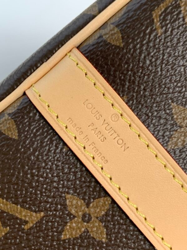 Model number M46980 - the Speedy series handbag - was originally designed for travelers in the 1930s. Its name originated from the rapidly developing subway system at that time. Dimensions: 30 x 21 x 17 cm (length x height x width)