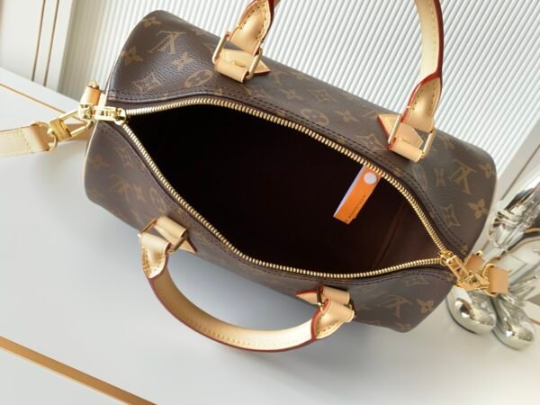 Model number M46980 - the Speedy series handbag - was originally designed for travelers in the 1930s. Its name originated from the rapidly developing subway system at that time. Dimensions: 30 x 21 x 17 cm (length x height x width)