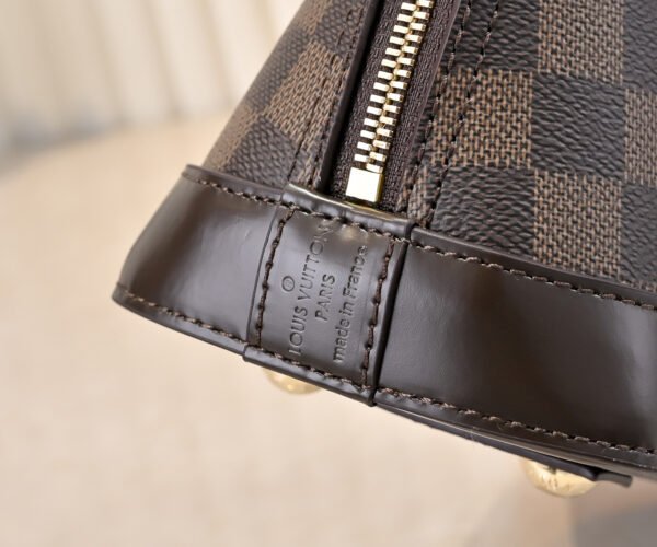 Double-sided color-changing yellow leather N41221, Agge M53152, presbyopic. This charming Alma BB handbag measures 25x19x12 centimeters (length x height x width).