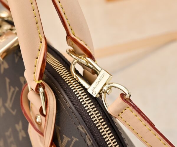 Double-sided color-changing yellow leather N41221, Agge M53152, presbyopic. This charming Alma BB handbag is 25x19x12 centimeters (length x height x width).