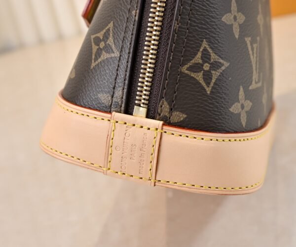 Double-sided color-changing yellow leather N41221, Agge M53152, presbyopic. This charming Alma BB handbag is 25x19x12 centimeters (length x height x width).