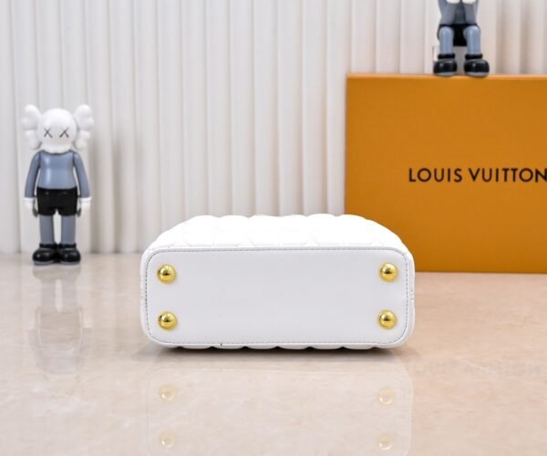 M23998 White. This Monogram embroidered floral design appears in the elegant quilting. Capucines mini handbag. Dimensions: 22 x 12 x 8 cm.