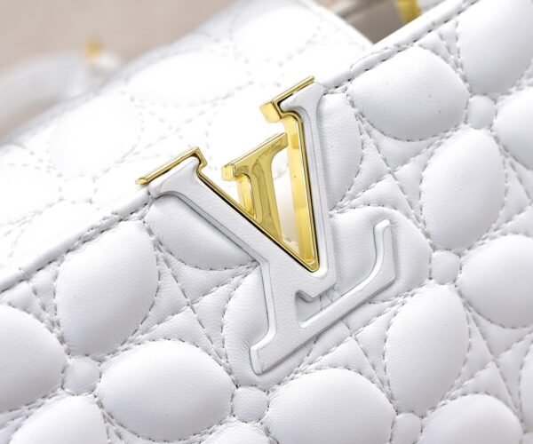 M23998 White. This Monogram embroidered floral design appears in the elegant quilting. Capucines mini handbag. Dimensions: 22 x 12 x 8 cm.