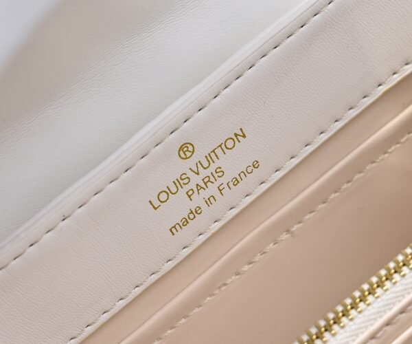 M23998 White. This Monogram embroidered floral design appears in the elegant quilting. Capucines mini handbag. Dimensions: 22 x 12 x 8 cm.