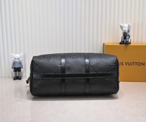 N44810 45532 upgraded version 45cm imported top-grade cowhide black patterned travel bag. N41416 45532 Keepall is a classic item of the Louis Vuitton travel bag series, measuring 45x27x20cm (length x height x width).