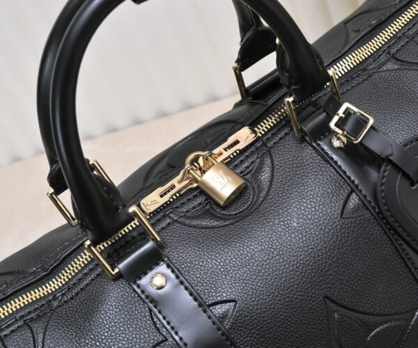 N44810 45532 upgraded version 45cm imported top-grade cowhide black patterned travel bag. N41416 45532 Keepall is a classic item of the Louis Vuitton travel bag series, measuring 45x27x20cm (length x height x width).