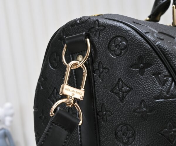 N44810 45532 upgraded version 45cm imported top-grade cowhide black patterned travel bag. N41416 45532 Keepall is a classic item of the Louis Vuitton travel bag series, measuring 45x27x20cm (length x height x width).