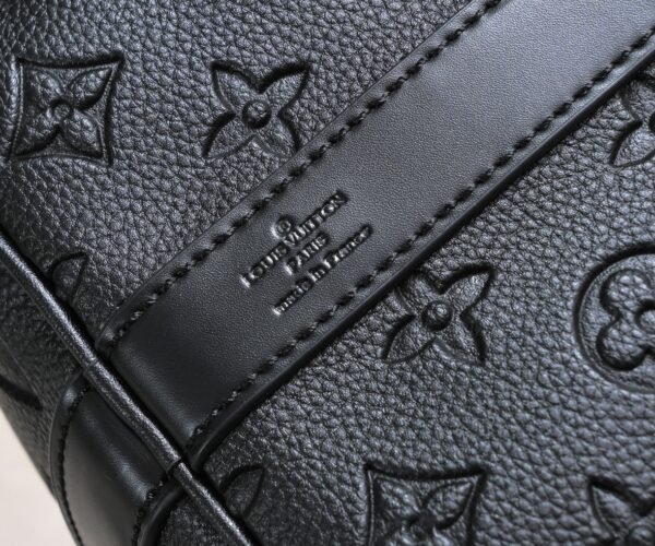 N44810 45532 upgraded version 45cm imported top-grade cowhide black patterned travel bag. N41416 45532 Keepall is a classic item of the Louis Vuitton travel bag series, measuring 45x27x20cm (length x height x width).