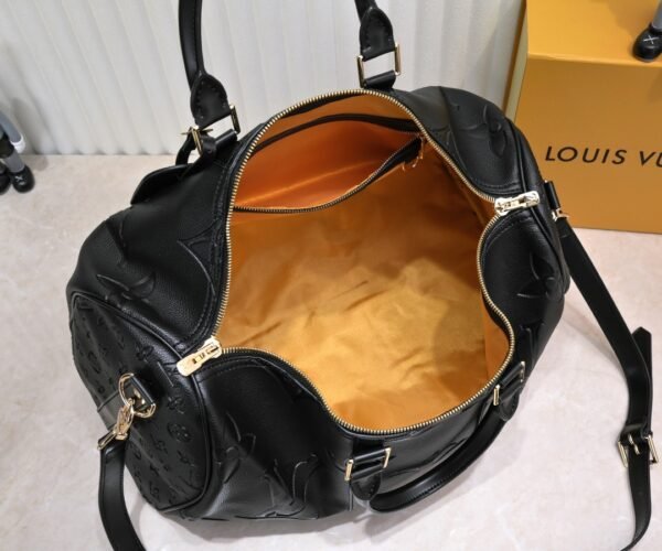 N44810 45532 upgraded version 45cm imported top-grade cowhide black patterned travel bag. N41416 45532 Keepall is a classic item of the Louis Vuitton travel bag series, measuring 45x27x20cm (length x height x width).