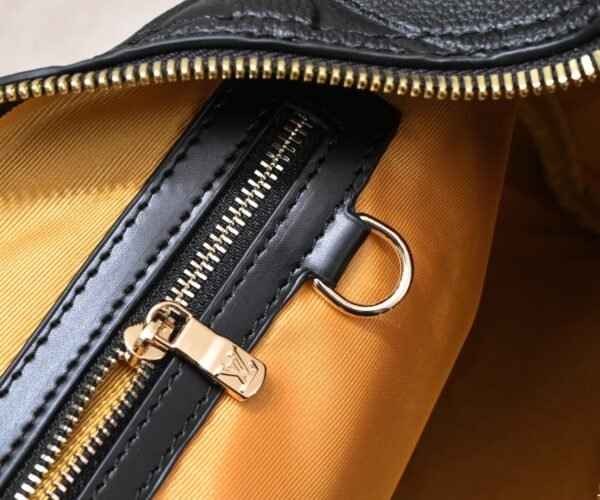 N44810 45532 upgraded version 45cm imported top-grade cowhide black patterned travel bag. N41416 45532 Keepall is a classic item of the Louis Vuitton travel bag series, measuring 45x27x20cm (length x height x width).