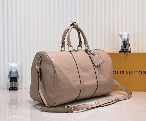 N44810 45532 upgraded version 45cm imported top-grade cowhide black patterned travel bag. N41416 45532 Keepall is a classic item of the Louis Vuitton travel bag series, measuring 45x27x20cm (length x height x width).
