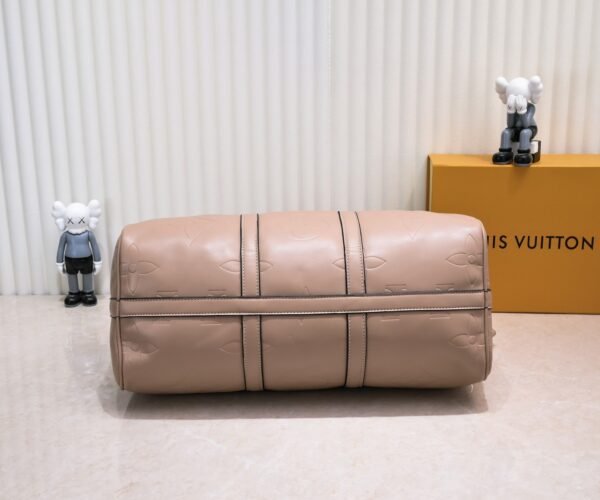 N44810 45532 upgraded version 45cm imported top-grade cowhide black patterned travel bag. N41416 45532 Keepall is a classic item of the Louis Vuitton travel bag series, measuring 45x27x20cm (length x height x width).
