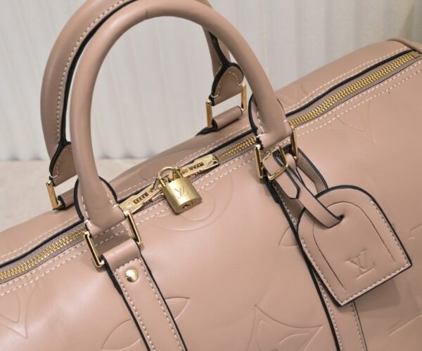 N44810 45532 upgraded version 45cm imported top-grade cowhide black patterned travel bag. N41416 45532 Keepall is a classic item of the Louis Vuitton travel bag series, measuring 45x27x20cm (length x height x width).