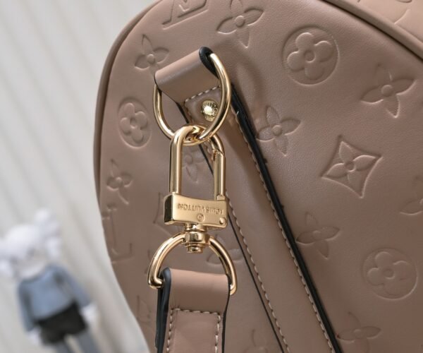 N44810 45532 upgraded version 45cm imported top-grade cowhide black patterned travel bag. N41416 45532 Keepall is a classic item of the Louis Vuitton travel bag series, measuring 45x27x20cm (length x height x width).