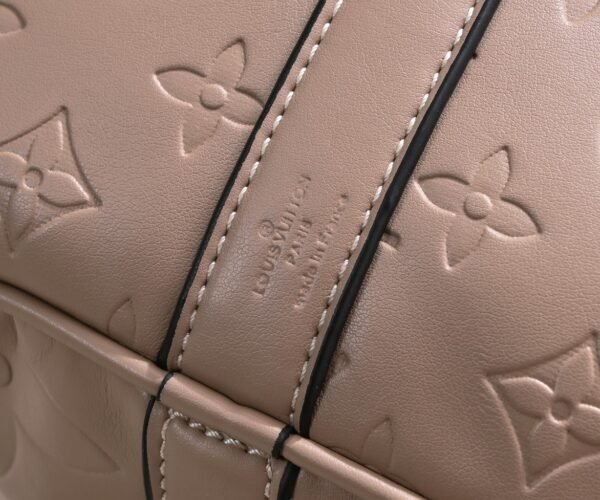 N44810 45532 upgraded version 45cm imported top-grade cowhide black patterned travel bag. N41416 45532 Keepall is a classic item of the Louis Vuitton travel bag series, measuring 45x27x20cm (length x height x width).