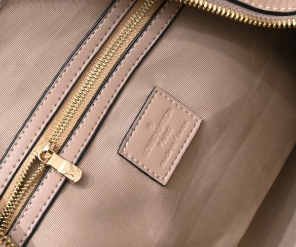 N44810 45532 upgraded version 45cm imported top-grade cowhide black patterned travel bag. N41416 45532 Keepall is a classic item of the Louis Vuitton travel bag series, measuring 45x27x20cm (length x height x width).