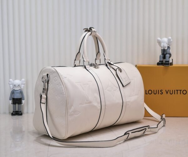 N44810 45532 upgraded version 45cm imported top-grade cowhide black patterned travel bag. N41416 45532 Keepall is a classic item of the Louis Vuitton travel bag series, measuring 45x27x20cm (length x height x width).