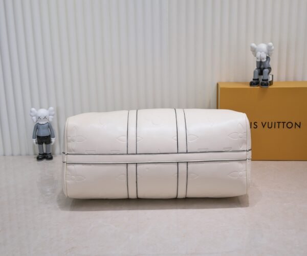 N44810 45532 upgraded version 45cm imported top-grade cowhide black patterned travel bag. N41416 45532 Keepall is a classic item of the Louis Vuitton travel bag series, measuring 45x27x20cm (length x height x width).