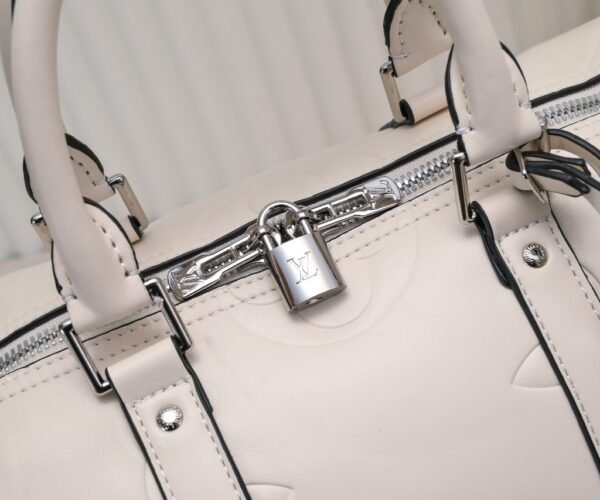 N44810 45532 upgraded version 45cm imported top-grade cowhide black patterned travel bag. N41416 45532 Keepall is a classic item of the Louis Vuitton travel bag series, measuring 45x27x20cm (length x height x width).