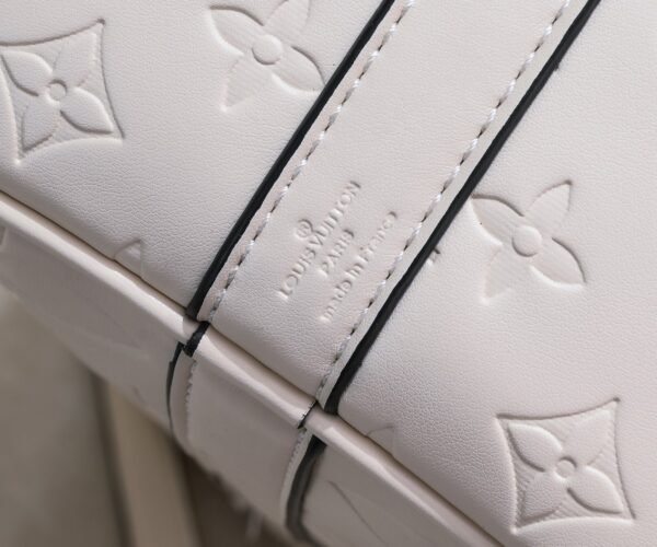 N44810 45532 upgraded version 45cm imported top-grade cowhide black patterned travel bag. N41416 45532 Keepall is a classic item of the Louis Vuitton travel bag series, measuring 45x27x20cm (length x height x width).