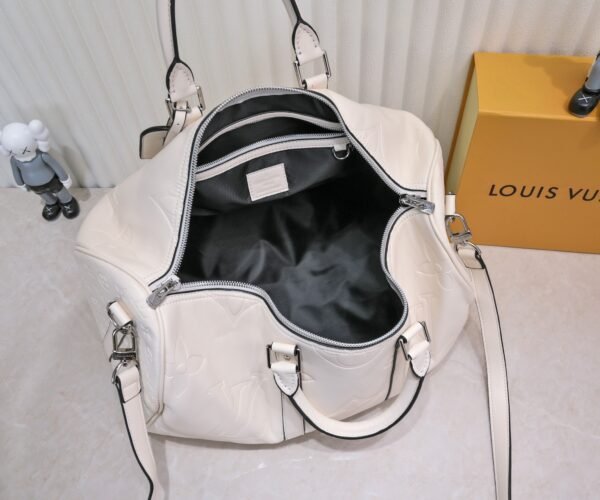 N44810 45532 upgraded version 45cm imported top-grade cowhide black patterned travel bag. N41416 45532 Keepall is a classic item of the Louis Vuitton travel bag series, measuring 45x27x20cm (length x height x width).