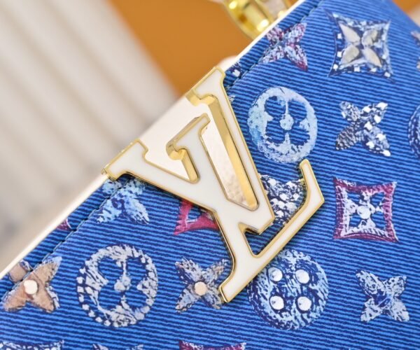 M12947 This Capucines mini handbag measures 21 x 14 x 8.0 cm (length x height x width)