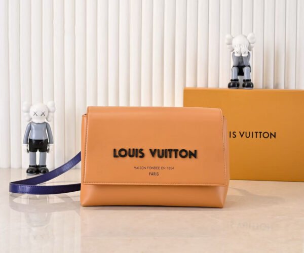 M46018 Louis Vuitton's Pochette Metis embroidered messenger bag (in orange color) belongs to the classic messenger bag series of LV. It measures 25x19x7 centimeters.