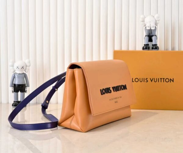 M46018 Louis Vuitton's Pochette Metis embroidered messenger bag (in orange color) belongs to the classic messenger bag series of LV. It measures 25x19x7 centimeters.