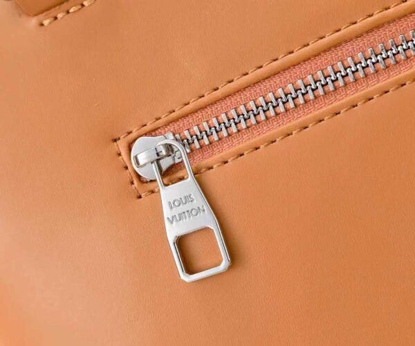 M46018 Louis Vuitton's Pochette Metis embroidered messenger bag (in orange color) belongs to the classic messenger bag series of LV. It measures 25x19x7 centimeters.