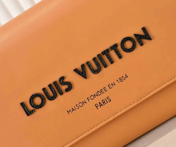 M46018 Louis Vuitton's Pochette Metis embroidered messenger bag (in orange color) belongs to the classic messenger bag series of LV. It measures 25x19x7 centimeters.