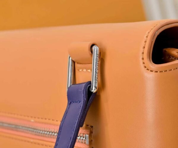 M46018 Louis Vuitton's Pochette Metis embroidered messenger bag (in orange color) belongs to the classic messenger bag series of LV. It measures 25x19x7 centimeters.