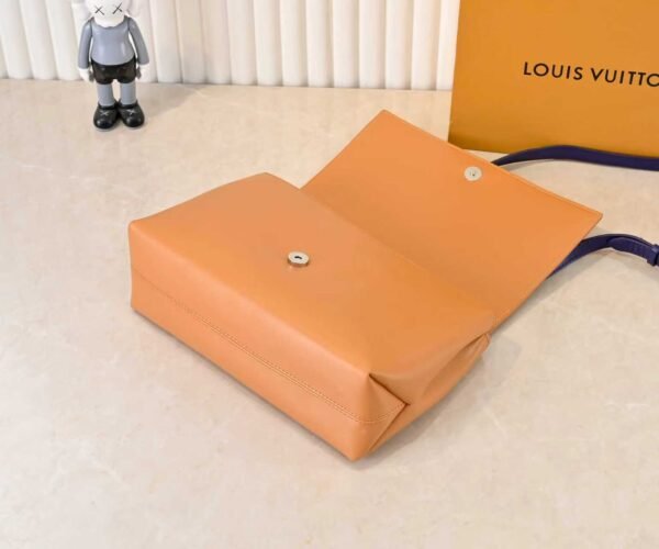 M46018 Louis Vuitton's Pochette Metis embroidered messenger bag (in orange color) belongs to the classic messenger bag series of LV. It measures 25x19x7 centimeters.