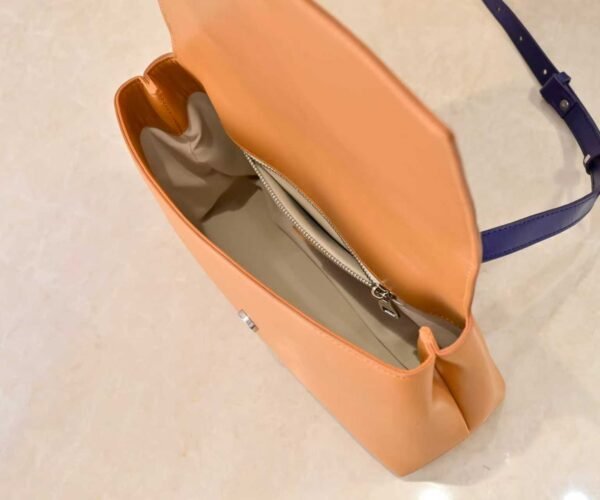 M46018 Louis Vuitton's Pochette Metis embroidered messenger bag (in orange color) belongs to the classic messenger bag series of LV. It measures 25x19x7 centimeters.