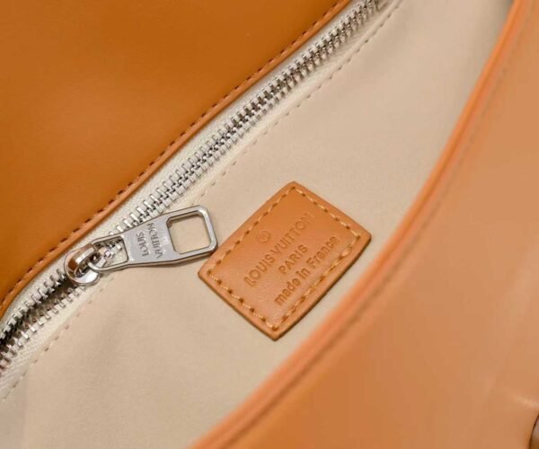 M46018 Louis Vuitton's Pochette Metis embroidered messenger bag (in orange color) belongs to the classic messenger bag series of LV. It measures 25x19x7 centimeters.