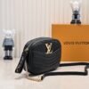 LU NEW WAVE Camera Bag M53682, M53683, M53863. Louis Vuitton wraps the New Wave camera bag in quilted calfskin to welcome the Spring Summer 2019 collection - size 21*5.5*14 ⚠