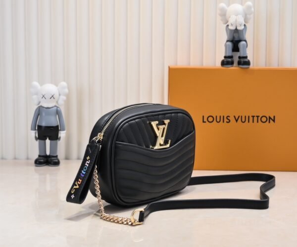 LU NEW WAVE Camera Bag M53682, M53683, M53863. Louis Vuitton wraps the New Wave camera bag in quilted calfskin to welcome the Spring Summer 2019 collection - size 21*5.5*14 ⚠
