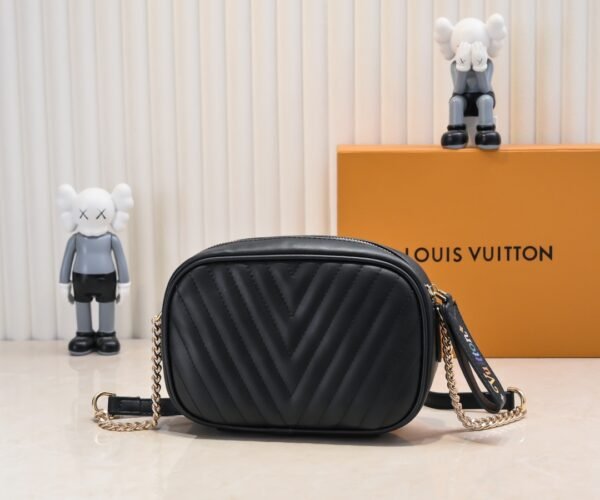 LU NEW WAVE Camera Bag M53682, M53683, M53863. Louis Vuitton wraps the New Wave camera bag in quilted calfskin to welcome the Spring Summer 2019 collection - size 21*5.5*14 ⚠