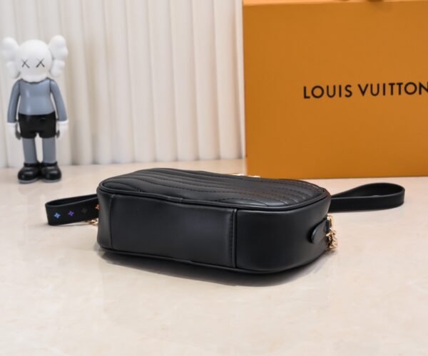 LU NEW WAVE Camera Bag M53682, M53683, M53863. Louis Vuitton wraps the New Wave camera bag in quilted calfskin to welcome the Spring Summer 2019 collection - size 21*5.5*14 ⚠