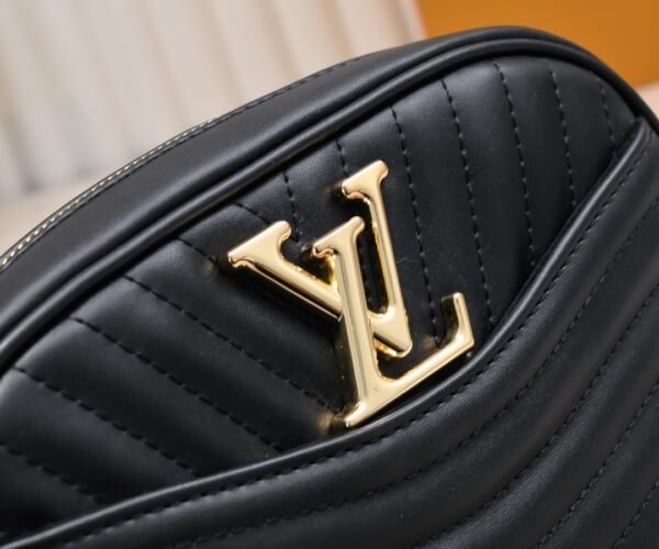 LU NEW WAVE Camera Bag M53682, M53683, M53863. Louis Vuitton wraps the New Wave camera bag in quilted calfskin to welcome the Spring Summer 2019 collection - size 21*5.5*14 ⚠