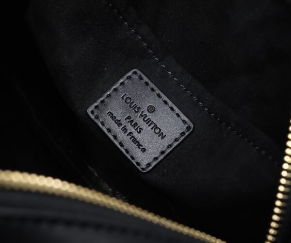 LU NEW WAVE Camera Bag M53682, M53683, M53863. Louis Vuitton wraps the New Wave camera bag in quilted calfskin to welcome the Spring Summer 2019 collection - size 21*5.5*14 ⚠