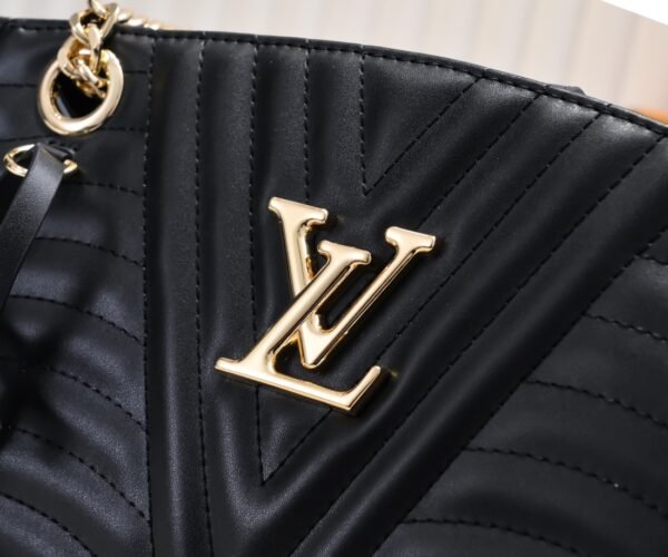 The latest embroidered masterpiece from Louis Vuitton, featuring soft embroidered shapes and a chic style of the season. 💃 Every sophisticated woman's dream 😜 Every teenage girl's dream 😱 Extremely cost-effective 👅 👅 👅: 32x22x13