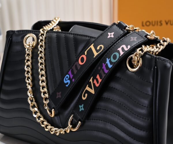 The latest embroidered masterpiece from Louis Vuitton, featuring soft embroidered shapes and a chic style of the season. 💃 Every sophisticated woman's dream 😜 Every teenage girl's dream 😱 Extremely cost-effective 👅 👅 👅: 32x22x13