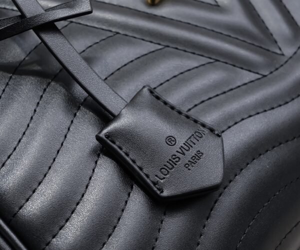 The latest embroidered masterpiece from Louis Vuitton, featuring soft embroidered shapes and a chic style of the season. 💃 Every sophisticated woman's dream 😜 Every teenage girl's dream 😱 Extremely cost-effective 👅 👅 👅: 32x22x13