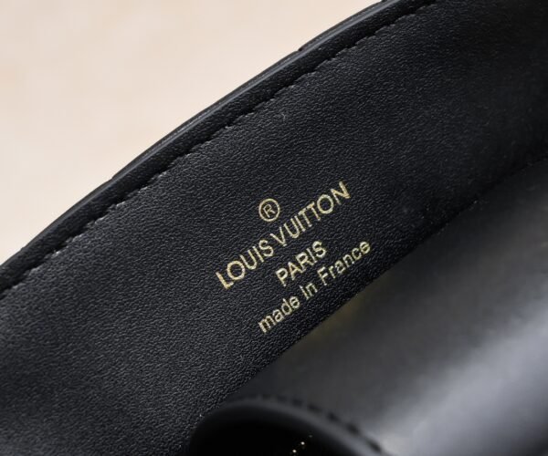 The latest embroidered masterpiece from Louis Vuitton, featuring soft embroidered shapes and a chic style of the season. 💃 Every sophisticated woman's dream 😜 Every teenage girl's dream 😱 Extremely cost-effective 👅 👅 👅: 32x22x13