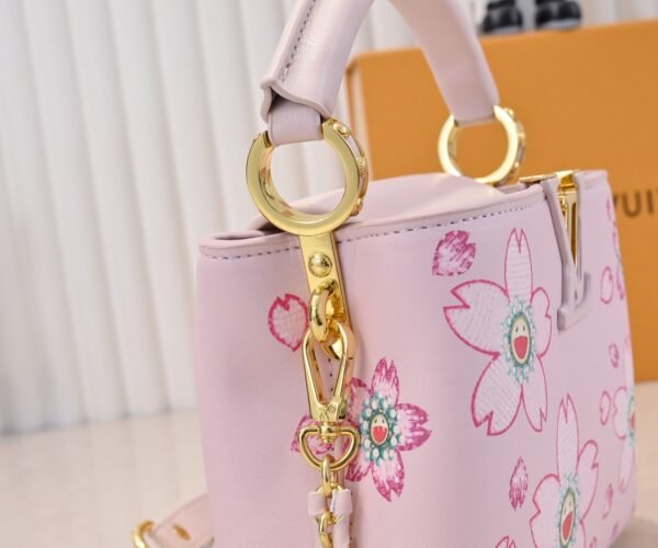 Capucines Mini Model: 13249 Pink Material: Plain Textured Painted Design Hardware Upgrade Highlights: LV logo, unique edge ring, intricate Monogram flowers on the flip cover. Size: 21×14×8cm