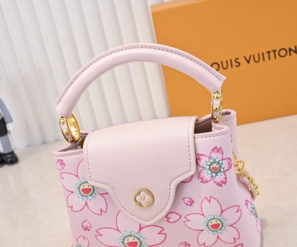 Capucines Mini Model: 13249 Pink Material: Plain Textured Painted Design Hardware Upgrade Highlights: LV logo, unique edge ring, intricate Monogram flowers on the flip cover. Size: 21×14×8cm