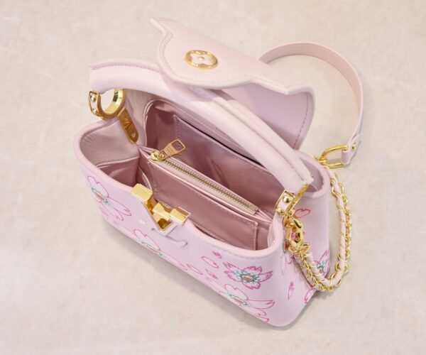 Capucines Mini Model: 13249 Pink Material: Plain Textured Painted Design Hardware Upgrade Highlights: LV logo, unique edge ring, intricate Monogram flowers on the flip cover. Size: 21×14×8cm