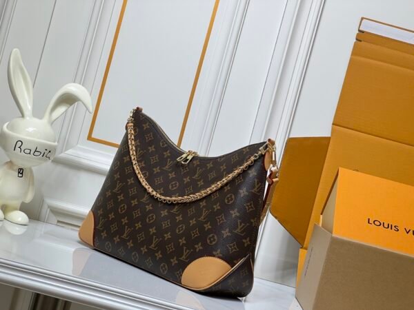 M25854 M13706 This classic Bloenne handbag has been upgraded and features a spacious GM size, making it ideal for carrying laptops and other essentials. Dimensions: 40 × 29 × 15 cm (length x height x width)