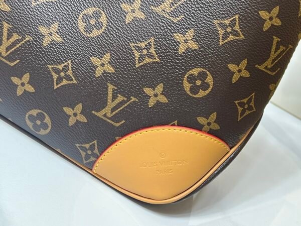 M25854 M13706 This classic Bloenne handbag has been upgraded and features a spacious GM size, making it ideal for carrying laptops and other essentials. Dimensions: 40 × 29 × 15 cm (length x height x width)