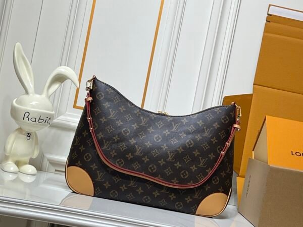 M25854 M13706 This classic Bloenne handbag has been upgraded and features a spacious GM size, making it ideal for carrying laptops and other essentials. Dimensions: 40 × 29 × 15 cm (length x height x width)